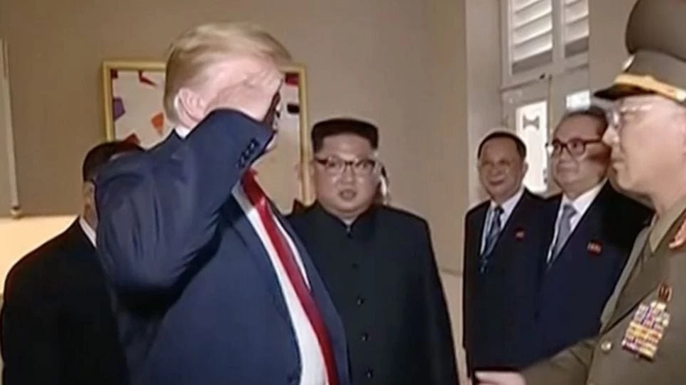 Χαμός στο διαδίκτυο: Ο Τραμπ απηύθυνε στρατιωτικό χαιρετισμό σε Βορειοκορεάτη στρατηγό στη Σιγκαπούρη